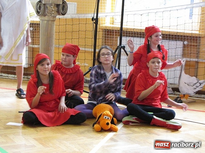 Zdjęcie w galerii na portalu naszraciborz.pl: W SP 13 wiedzą jak wyginęli kr&oacute;lewicze wiadomości z regionu