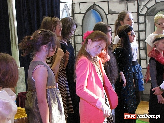 Zdjęcie w galerii na portalu naszraciborz.pl: W SP 13 wiedzą jak wyginęli kr&oacute;lewicze wiadomości z regionu