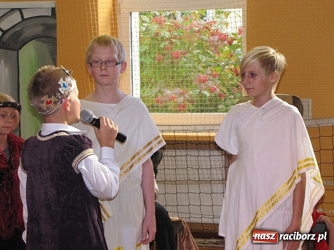 Zdjęcie w galerii na portalu naszraciborz.pl: W SP 13 wiedzą jak wyginęli kr&oacute;lewicze wiadomości z regionu