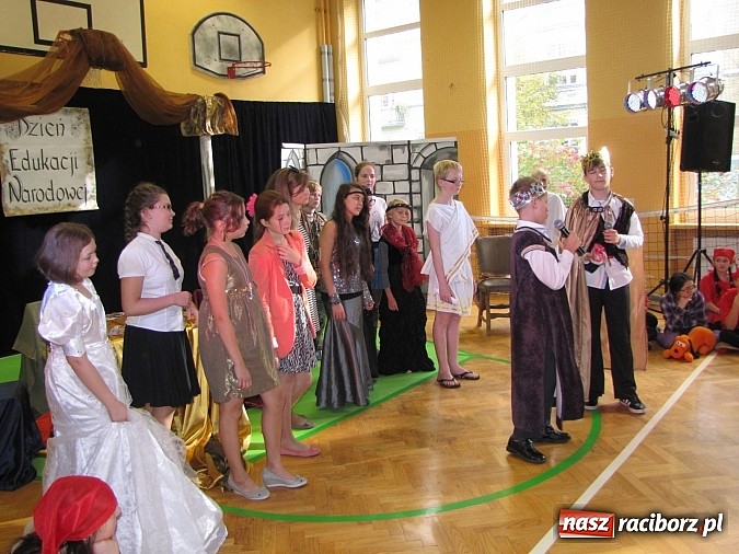 Zdjęcie w galerii na portalu naszraciborz.pl: W SP 13 wiedzą jak wyginęli kr&oacute;lewicze wiadomości z regionu