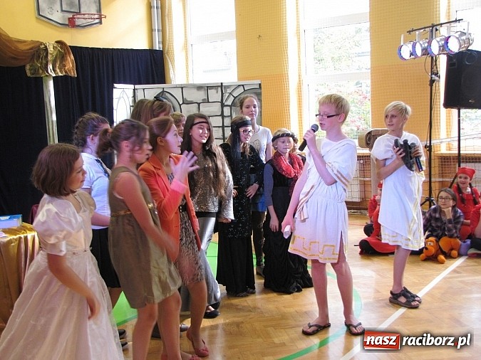 Zdjęcie w galerii na portalu naszraciborz.pl: W SP 13 wiedzą jak wyginęli kr&oacute;lewicze wiadomości z regionu