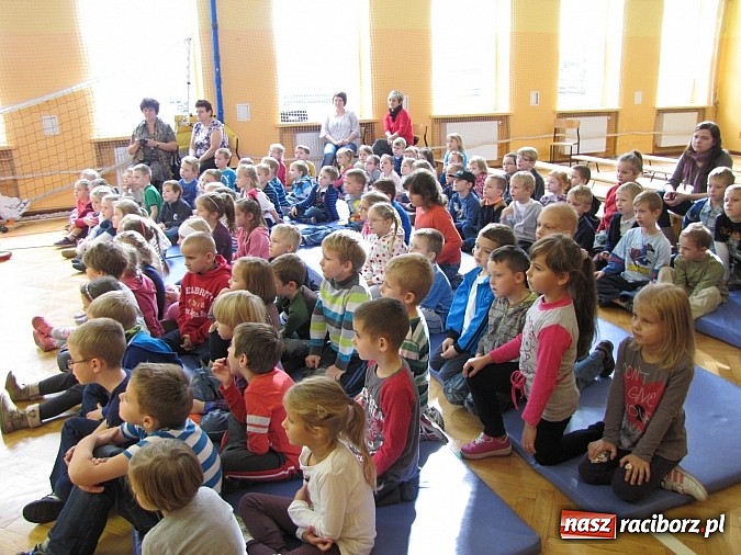 Zdjęcie w galerii na portalu naszraciborz.pl: W SP 13 wiedzą jak wyginęli kr&oacute;lewicze wiadomości z regionu