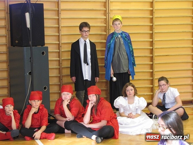 Zdjęcie w galerii na portalu naszraciborz.pl: W SP 13 wiedzą jak wyginęli kr&oacute;lewicze wiadomości z regionu