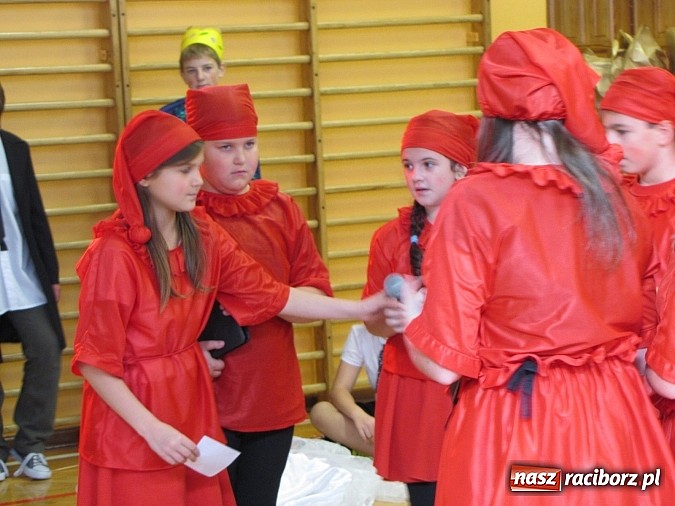 Zdjęcie w galerii na portalu naszraciborz.pl: W SP 13 wiedzą jak wyginęli kr&oacute;lewicze wiadomości z regionu