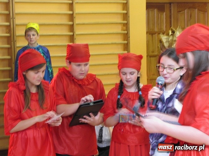 Zdjęcie w galerii na portalu naszraciborz.pl: W SP 13 wiedzą jak wyginęli kr&oacute;lewicze wiadomości z regionu