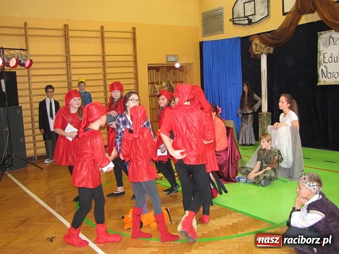 Zdjęcie w galerii na portalu naszraciborz.pl: W SP 13 wiedzą jak wyginęli kr&oacute;lewicze wiadomości z regionu