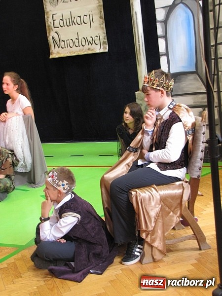 Zdjęcie w galerii na portalu naszraciborz.pl: W SP 13 wiedzą jak wyginęli kr&oacute;lewicze wiadomości z regionu