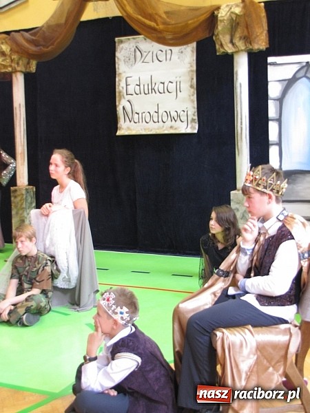 Zdjęcie w galerii na portalu naszraciborz.pl: W SP 13 wiedzą jak wyginęli kr&oacute;lewicze wiadomości z regionu