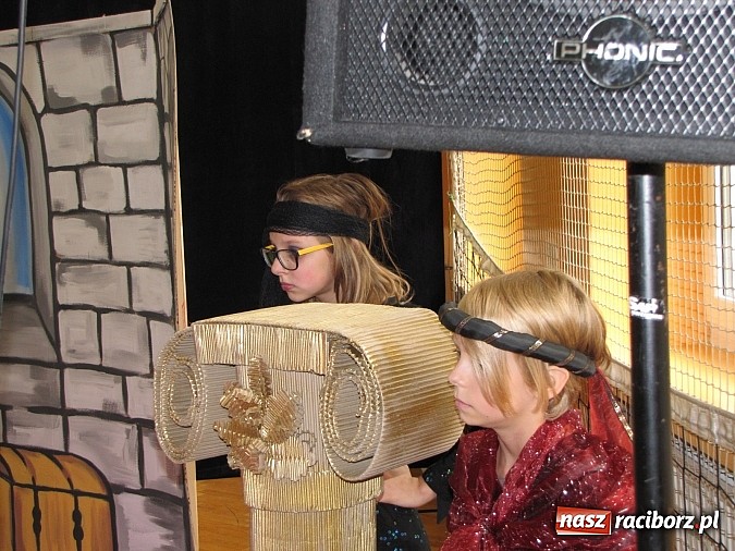 Zdjęcie w galerii na portalu naszraciborz.pl: W SP 13 wiedzą jak wyginęli kr&oacute;lewicze wiadomości z regionu