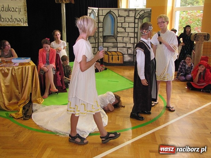 Zdjęcie w galerii na portalu naszraciborz.pl: W SP 13 wiedzą jak wyginęli kr&oacute;lewicze wiadomości z regionu