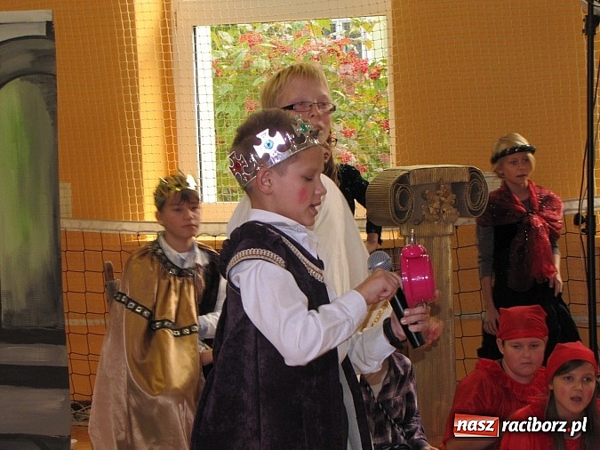 Zdjęcie w galerii na portalu naszraciborz.pl: W SP 13 wiedzą jak wyginęli kr&oacute;lewicze wiadomości z regionu