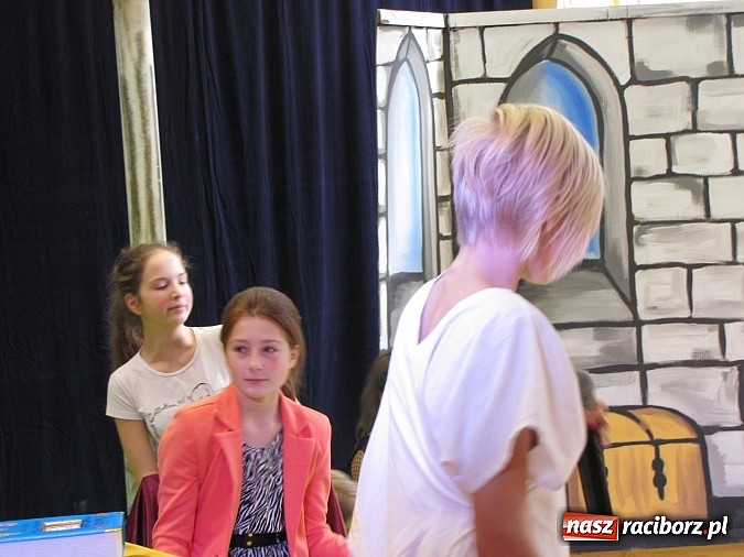 Zdjęcie w galerii na portalu naszraciborz.pl: W SP 13 wiedzą jak wyginęli kr&oacute;lewicze wiadomości z regionu