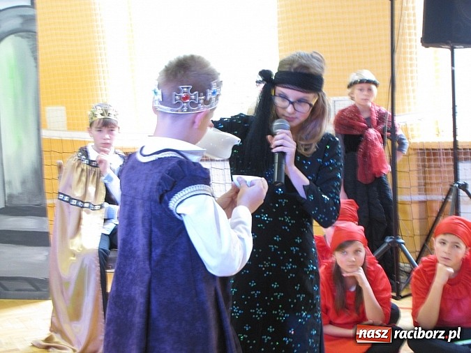 Zdjęcie w galerii na portalu naszraciborz.pl: W SP 13 wiedzą jak wyginęli kr&oacute;lewicze wiadomości z regionu