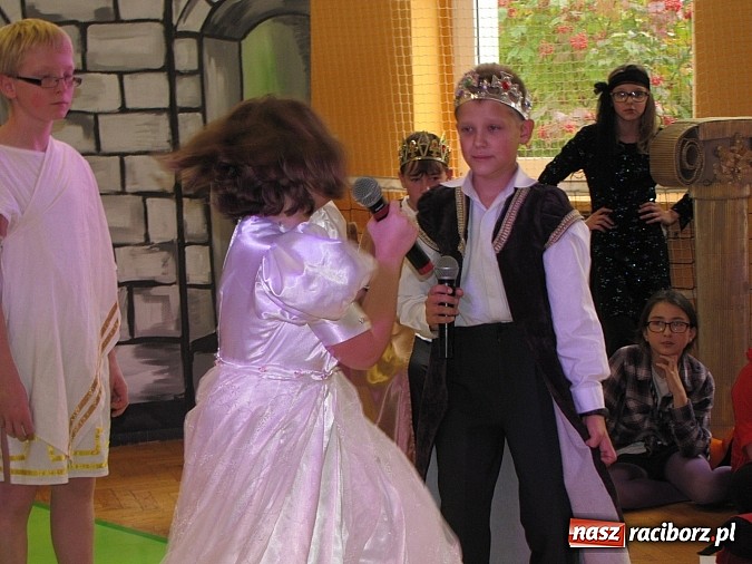 Zdjęcie w galerii na portalu naszraciborz.pl: W SP 13 wiedzą jak wyginęli kr&oacute;lewicze wiadomości z regionu