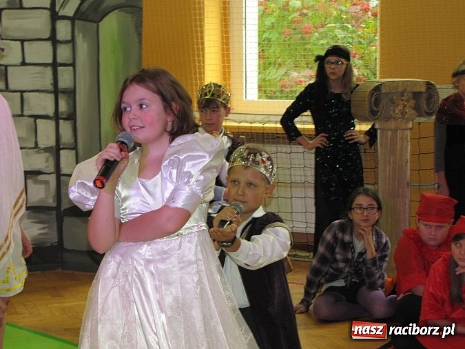 Zdjęcie w galerii na portalu naszraciborz.pl: W SP 13 wiedzą jak wyginęli kr&oacute;lewicze wiadomości z regionu