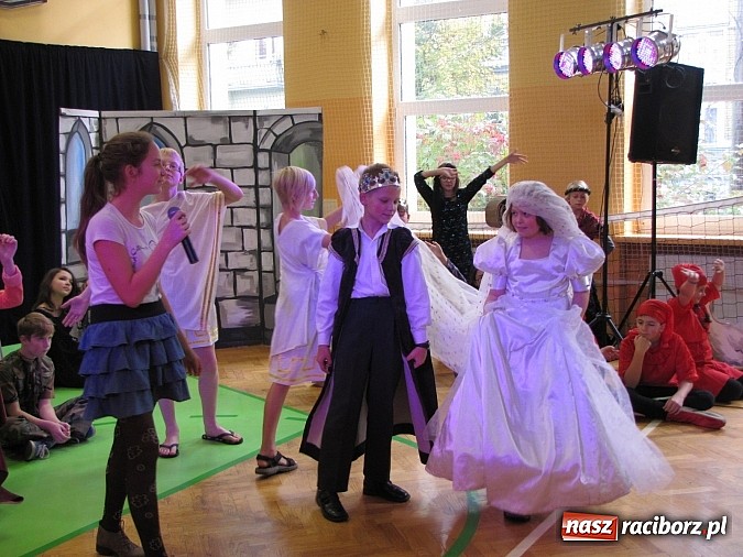 Zdjęcie w galerii na portalu naszraciborz.pl: W SP 13 wiedzą jak wyginęli kr&oacute;lewicze wiadomości z regionu