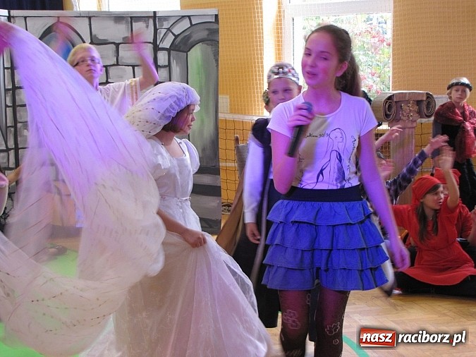 Zdjęcie w galerii na portalu naszraciborz.pl: W SP 13 wiedzą jak wyginęli kr&oacute;lewicze wiadomości z regionu