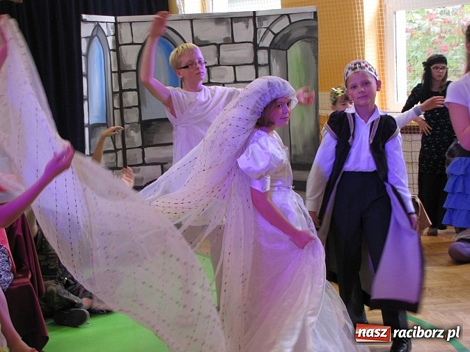 Zdjęcie w galerii na portalu naszraciborz.pl: W SP 13 wiedzą jak wyginęli kr&oacute;lewicze wiadomości z regionu