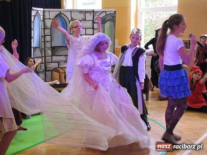 Zdjęcie w galerii na portalu naszraciborz.pl: W SP 13 wiedzą jak wyginęli kr&oacute;lewicze wiadomości z regionu