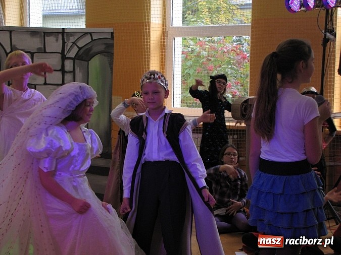 Zdjęcie w galerii na portalu naszraciborz.pl: W SP 13 wiedzą jak wyginęli kr&oacute;lewicze wiadomości z regionu