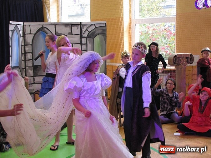 Zdjęcie w galerii na portalu naszraciborz.pl: W SP 13 wiedzą jak wyginęli kr&oacute;lewicze wiadomości z regionu