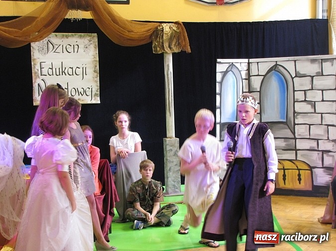 Zdjęcie w galerii na portalu naszraciborz.pl: W SP 13 wiedzą jak wyginęli kr&oacute;lewicze wiadomości z regionu