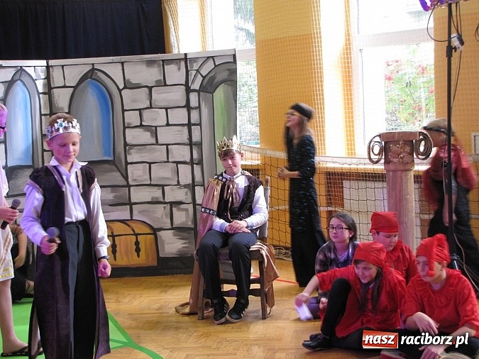 Zdjęcie w galerii na portalu naszraciborz.pl: W SP 13 wiedzą jak wyginęli kr&oacute;lewicze wiadomości z regionu