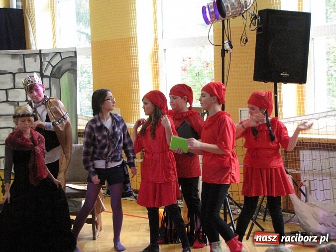 Zdjęcie w galerii na portalu naszraciborz.pl: W SP 13 wiedzą jak wyginęli kr&oacute;lewicze wiadomości z regionu