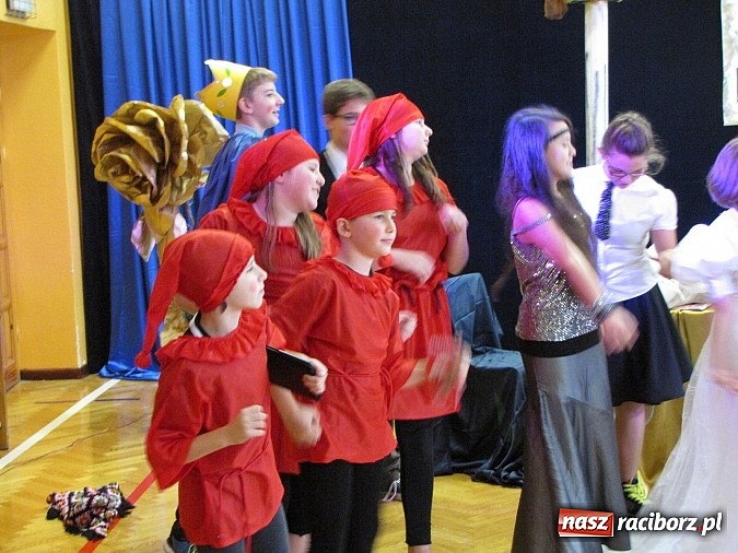 Zdjęcie w galerii na portalu naszraciborz.pl: W SP 13 wiedzą jak wyginęli kr&oacute;lewicze wiadomości z regionu