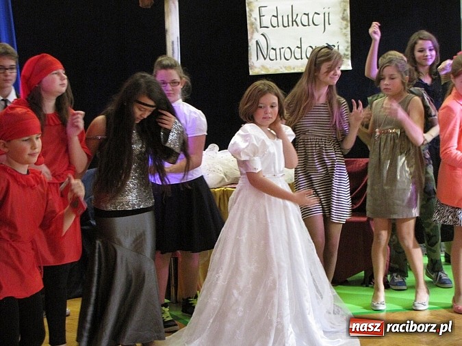 Zdjęcie w galerii na portalu naszraciborz.pl: W SP 13 wiedzą jak wyginęli kr&oacute;lewicze wiadomości z regionu