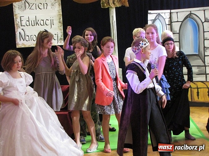 Zdjęcie w galerii na portalu naszraciborz.pl: W SP 13 wiedzą jak wyginęli kr&oacute;lewicze wiadomości z regionu