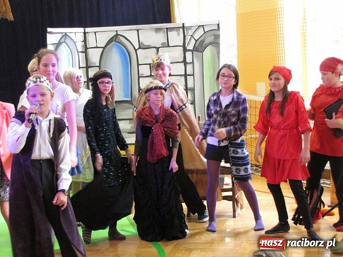 Zdjęcie w galerii na portalu naszraciborz.pl: W SP 13 wiedzą jak wyginęli kr&oacute;lewicze wiadomości z regionu