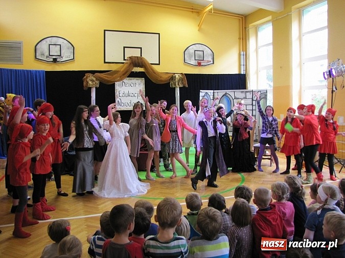 Zdjęcie w galerii na portalu naszraciborz.pl: W SP 13 wiedzą jak wyginęli kr&oacute;lewicze wiadomości z regionu