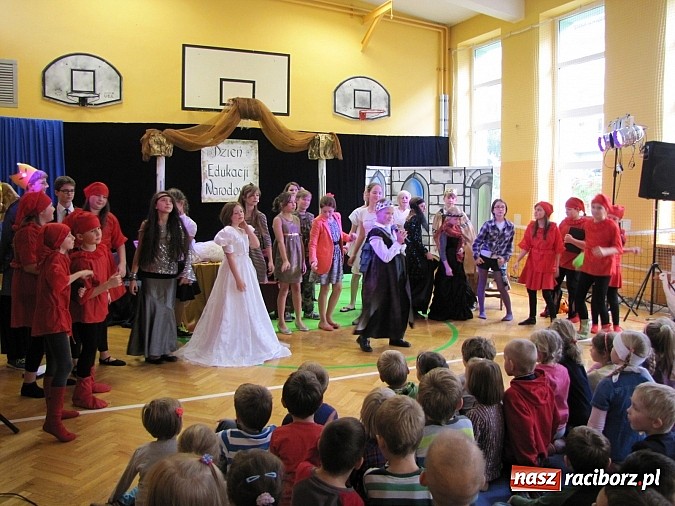 Zdjęcie w galerii na portalu naszraciborz.pl: W SP 13 wiedzą jak wyginęli kr&oacute;lewicze wiadomości z regionu