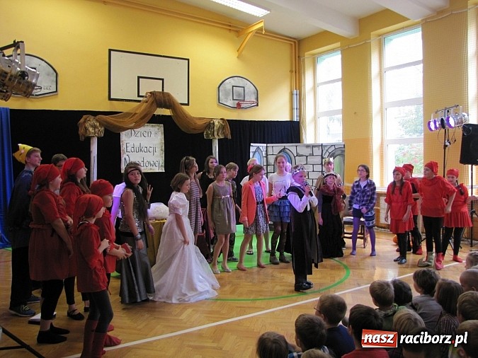 Zdjęcie w galerii na portalu naszraciborz.pl: W SP 13 wiedzą jak wyginęli kr&oacute;lewicze wiadomości z regionu