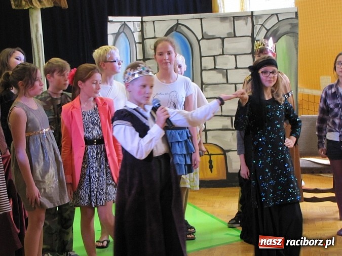 Zdjęcie w galerii na portalu naszraciborz.pl: W SP 13 wiedzą jak wyginęli kr&oacute;lewicze wiadomości z regionu