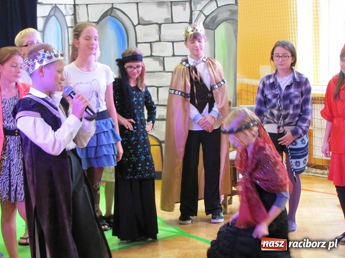 Zdjęcie w galerii na portalu naszraciborz.pl: W SP 13 wiedzą jak wyginęli kr&oacute;lewicze wiadomości z regionu