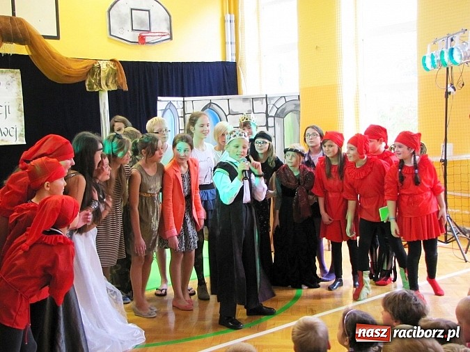 Zdjęcie w galerii na portalu naszraciborz.pl: W SP 13 wiedzą jak wyginęli kr&oacute;lewicze wiadomości z regionu