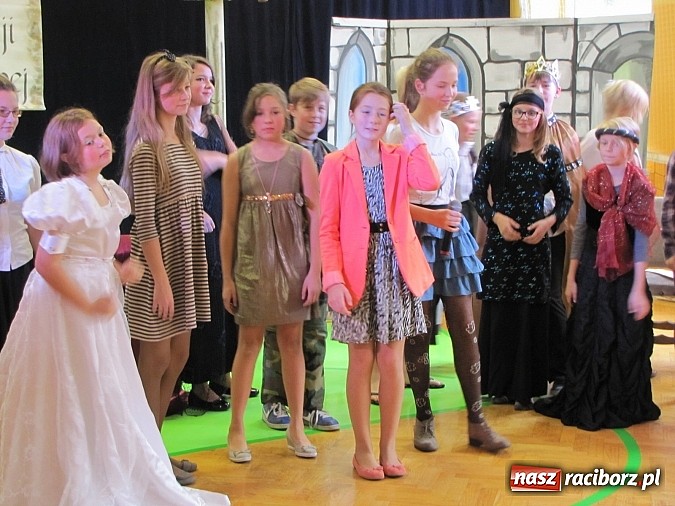 Zdjęcie w galerii na portalu naszraciborz.pl: W SP 13 wiedzą jak wyginęli kr&oacute;lewicze wiadomości z regionu