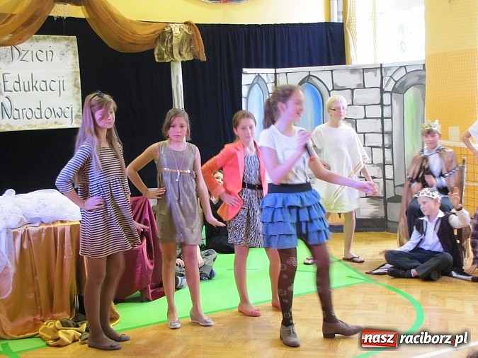 Zdjęcie w galerii na portalu naszraciborz.pl: W SP 13 wiedzą jak wyginęli kr&oacute;lewicze wiadomości z regionu