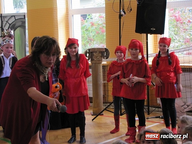 Zdjęcie w galerii na portalu naszraciborz.pl: W SP 13 wiedzą jak wyginęli kr&oacute;lewicze wiadomości z regionu