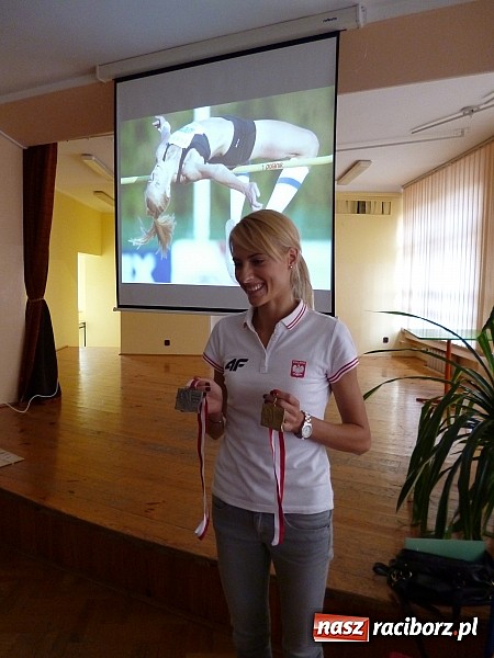 Zdjęcie w galerii na portalu naszraciborz.pl: Finalistka Mistrzostw Świata w swoim dawnym gimnazjum na Żorskiej wiadomości z regionu