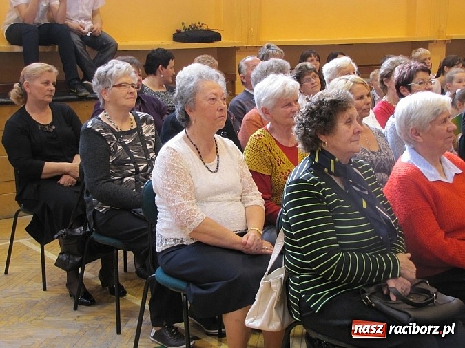 Zdjęcie w galerii na portalu naszraciborz.pl: Nauczyciele świętowali w Krzanowicach wiadomości z regionu