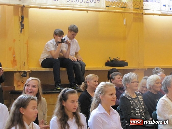 Zdjęcie w galerii na portalu naszraciborz.pl: Nauczyciele świętowali w Krzanowicach wiadomości z regionu