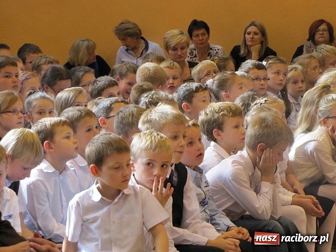 Zdjęcie w galerii na portalu naszraciborz.pl: Nauczyciele świętowali w Krzanowicach wiadomości z regionu