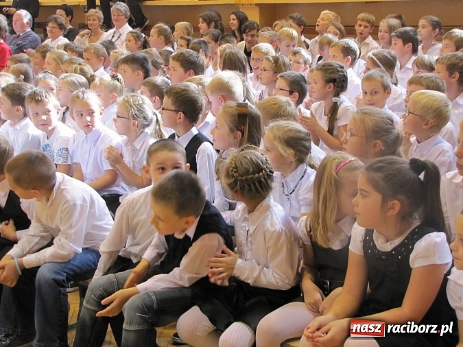 Zdjęcie w galerii na portalu naszraciborz.pl: Nauczyciele świętowali w Krzanowicach wiadomości z regionu