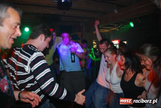 Zdjęcie w galerii na portalu naszraciborz.pl: Lustrator towarzyski wiadomości z regionu