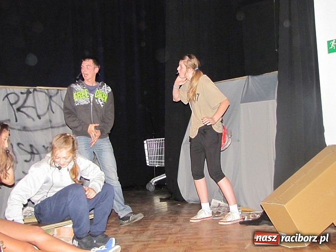 Zdjęcie w galerii na portalu naszraciborz.pl: Chrzczony towar, tanie wino i bezrobocie na scenie MDK wiadomości z regionu