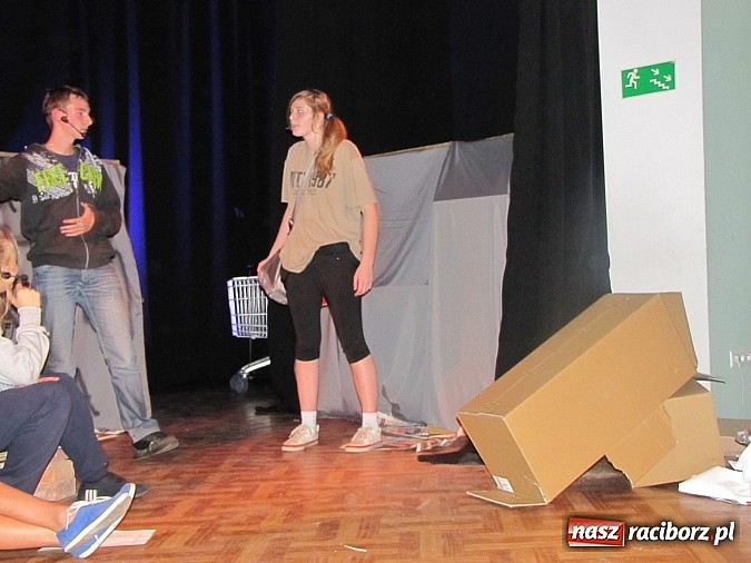 Zdjęcie w galerii na portalu naszraciborz.pl: Chrzczony towar, tanie wino i bezrobocie na scenie MDK wiadomości z regionu