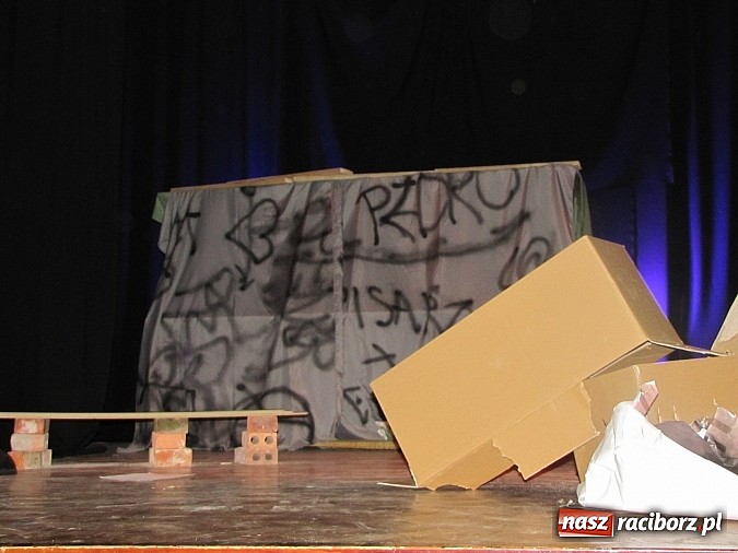 Zdjęcie w galerii na portalu naszraciborz.pl: Chrzczony towar, tanie wino i bezrobocie na scenie MDK wiadomości z regionu